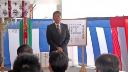 竣工式で挨拶するバイク王のＩＫ社石川会長