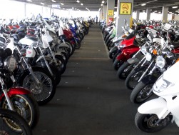 全天候型の出品車（バイク）置き場