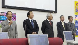 記念セレモニーで挨拶に立つＪＵ奈良高木譲理事長