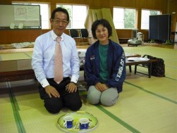 ベイオーク塩原社長とマザーミサンガの会代表の大和美代子さん（写真右）