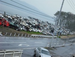 道路沿いに積み上げられたままの被災車