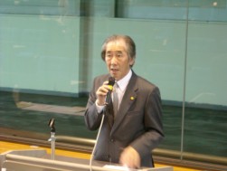 議案報告を行う山田久男会長・理事長