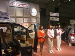 各ブースでは手話を交えてのデモが開催された