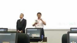 記念企画を説明するＴＡＡ広島　矢谷会場長