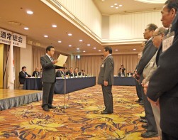 ＪＵクレジット取扱高部門１位で表彰を受けるＪＵ埼玉・沼尾理事長