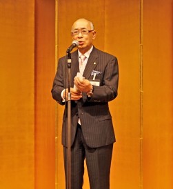 懇親会の挨拶で24年度の目標と決意を述べたＪＵ中販連・澤田稔会長