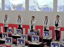 セレモニーで挨拶に立つ森好二郎会場長