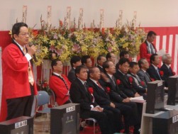 挨拶を行う荒井寿一会長