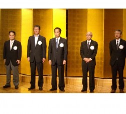 写真キャプション　　左から、荒井寿一副会長、向井英夫副会長、安藤之弘会長、澤田稔副会長、井坂智夫専務理事