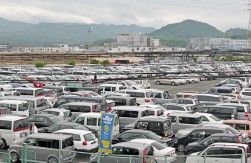 場内置き場は満車状態となり、臨時駐車場が手配された