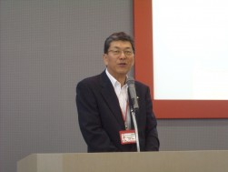 挨拶に立つ向井英夫社長