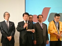 セレモニーで挨拶に立つ小川逸樹会長兼社長