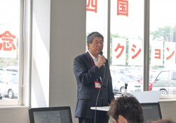 記念セレモニーで謝辞を述べるトヨタユーゼック向井英夫社長