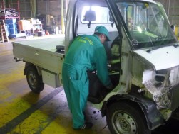 丁寧な手作業による分別・分解作業
