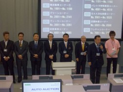 挨拶に立つ小野田流通委員長