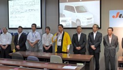 セリ前の挨拶で謝辞を述べる宮崎登理事長