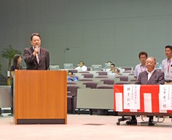 来賓代表として挨拶を述べるＡＲＡＩ荒井寿一会長