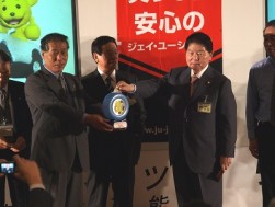 募金する小川理事長（9/28）