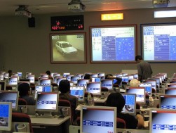 終盤も動きのあるセリが続く（7日撮影）