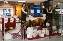 60型テレビ以外も豪華賞品を多数展示中（撮影9/12）