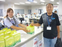 クラウンメロンを受け取る会員