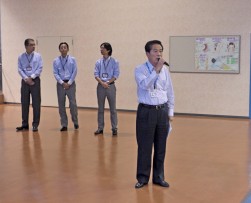 挨拶に立つ安藤之弘会長兼社長
