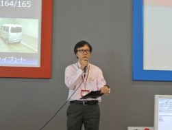挨拶に立つ晝間俊人副会場長