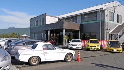 懐かしの旧車フェアレディＳＲ３１１なども出品されていた