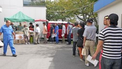 会場前の道路まで行列ができた「米沢牛コロッケハンバーガー」