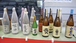 記念企画で「魔王」などプレミアム焼酎が出品された