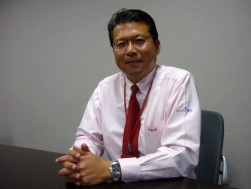 抱負を語る大塚秀次会場長