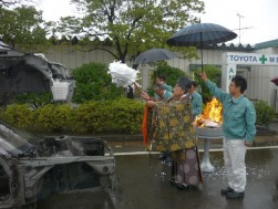 大粒の雨が振るなかで執り行われた。