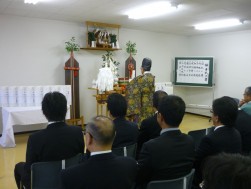 おごそかな雰囲気で式は進行