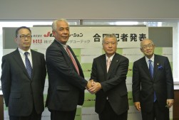 握手を交わす添田社長（左）と喜多社長（右）