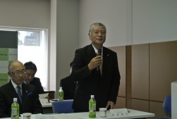挨拶に立つＪＵＣ喜多社長
