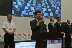 挨拶を述べるＪＵ関連協・海津会長
