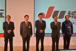 挨拶に立つ磯﨑ＪＵ関連協流通委員長兼ＪＵ茨城会長