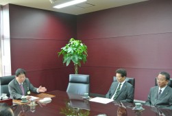 意見を交わす（左より）小川会長、海津会長、磯﨑会長