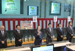 セレモニーの挨拶に立つ山田久男理事長