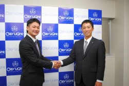 監督の久保山道弘氏とがっちりと握手