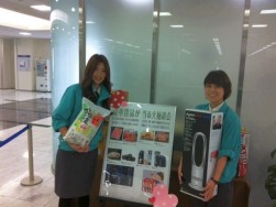 賞品を紹介するスタッフ（左から江端さん・中倉さん）
