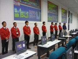 挨拶に立つ三輪裕昭 会場長