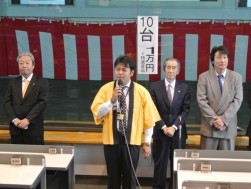 セレモニーの挨拶に立つ黒岩陣太郎青年部部会長