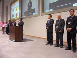 謝意を述べる高屋常男会長