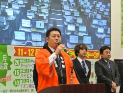 挨拶に立つ沓澤青年部部会長