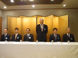 記者会見を行う長谷川理事長
