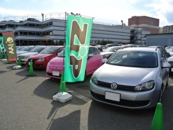 会場に並ぶ「ＺＩＰ・ＪＡＡ輸入車コーナー」出品車