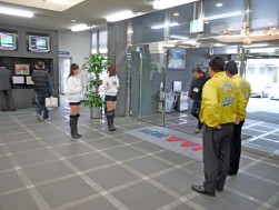 玄関入り口でもＩＤチェックが行われていた