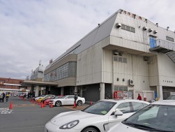 ＨＡＡ神戸の玄関前にはベンツなど高級車がズラリ並ぶ