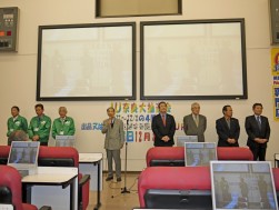 挨拶に立つ高木譲理事長(写真中央)